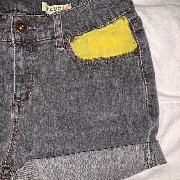 Stamp 10 grey jean shorts with yellow pockets - Picture 2 of 9